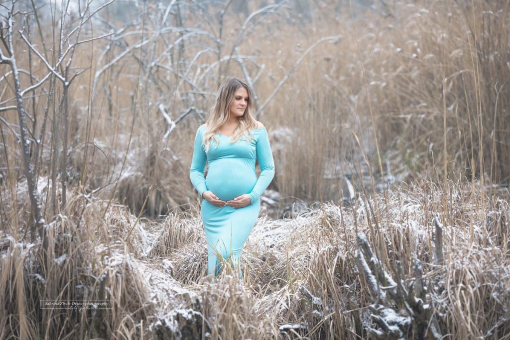 Winter Babybauch Outdoor Shooting in Türkisem Schwangerschaftskleid