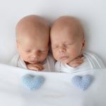 Zwillinge beim Neugeborenen Shooting