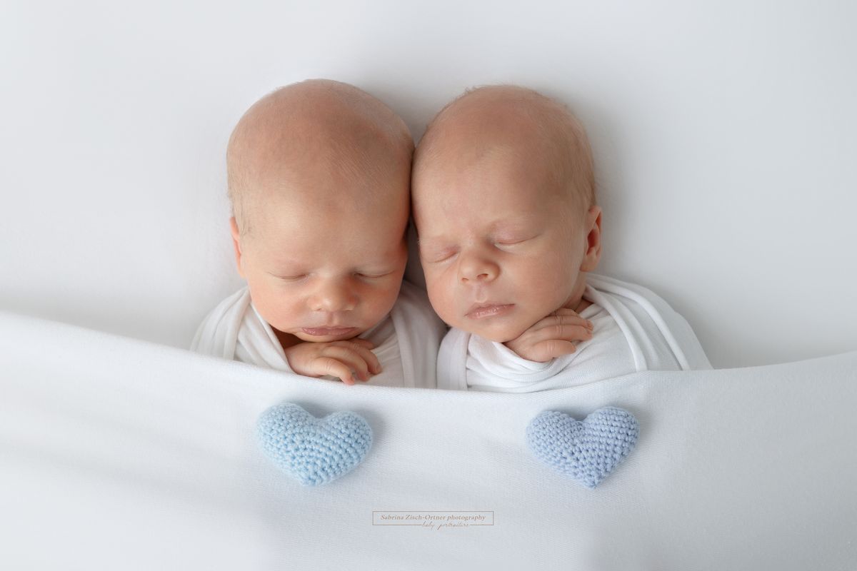 Zwillinge beim Neugeborenen Shooting