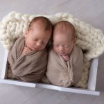 Zwillinge mit braunen Tüchern eingewickelt