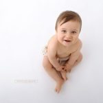 ein lächelnder 8 Monate alter Bub beim Shooting