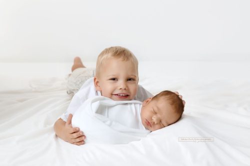 erste Geschwisterfoto beim Babyfotoshooting in Wien