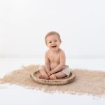 lachender Babybub bei seinem Meilenstein Fotoshooting