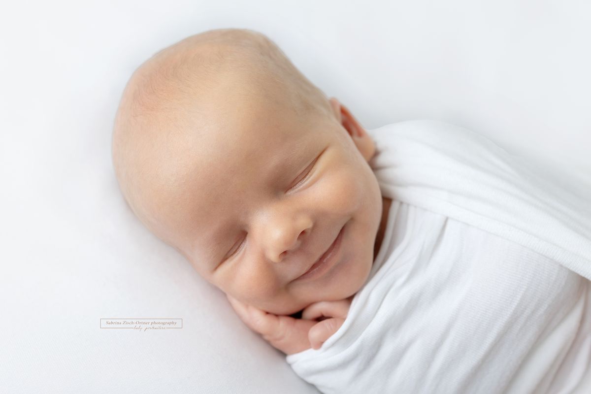 lächelndes Baby bei seinem Neugeborenenshooting