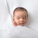 schlafendes frischgeschlüpftes Baby beim Fotoshooting