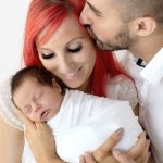 strahlende Eltern mit Baby bei Neugeborenenshooting in Wien