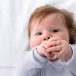zuckersüße kleine Hände bei Babyfotos festgehalten