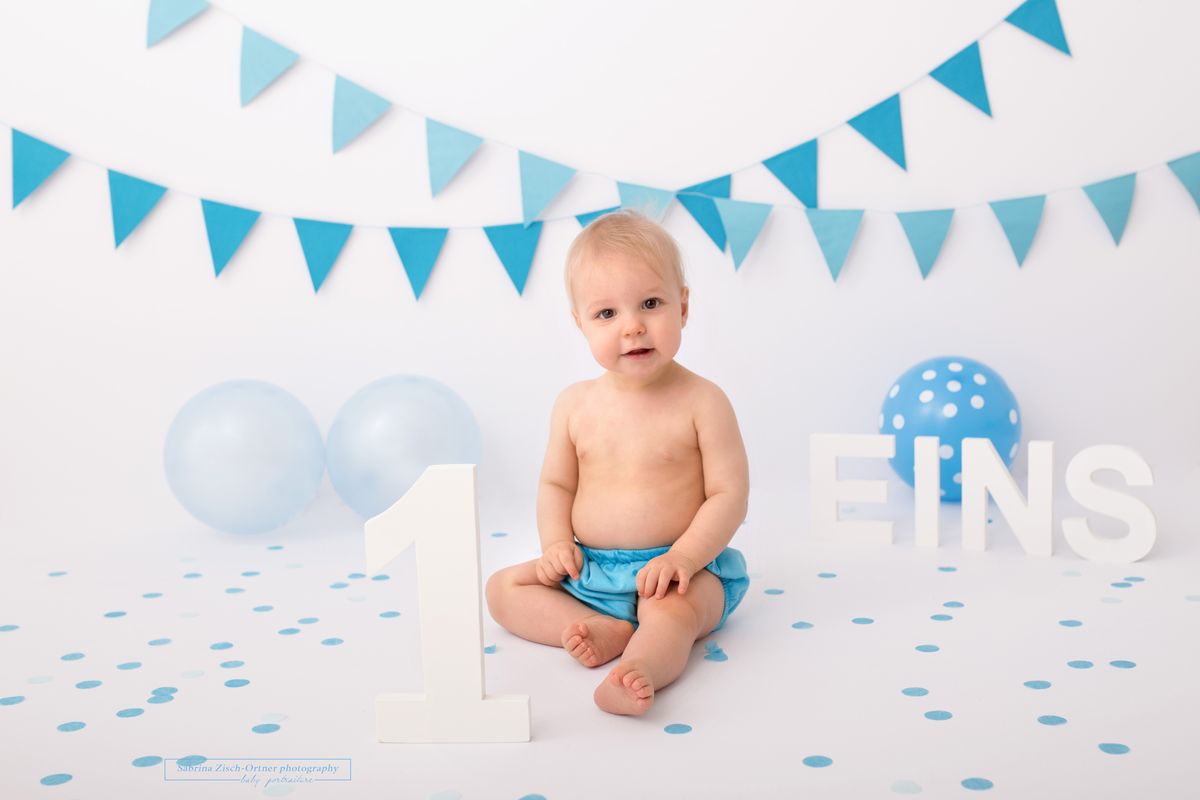 Bub feiert seinen 1 Geburtstag mit Fotoshooting im blauen Fotosetup