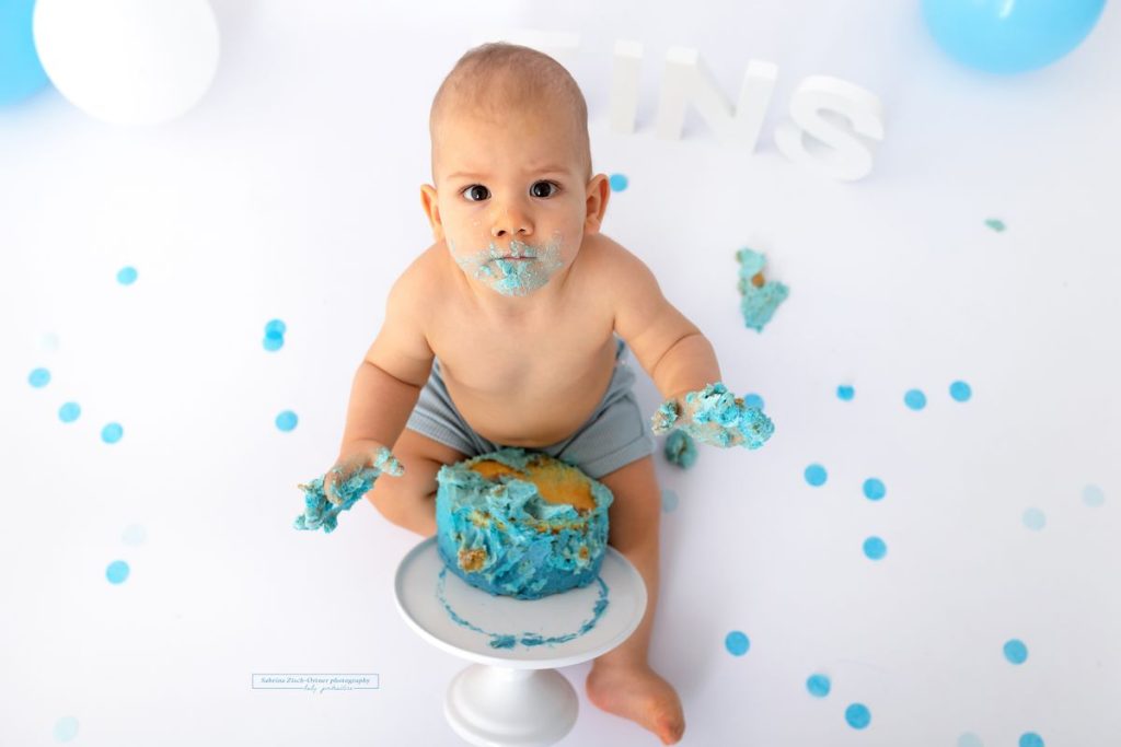 Fotoshooting zum Geburtstag mit Torte wird von dem kleinen Mann ausgenutzt