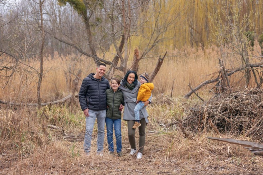 Familienfoto in der kalten Jahreszeit Outdoor im Wald