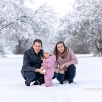 Familienfoto in weißen Winterlandschaft