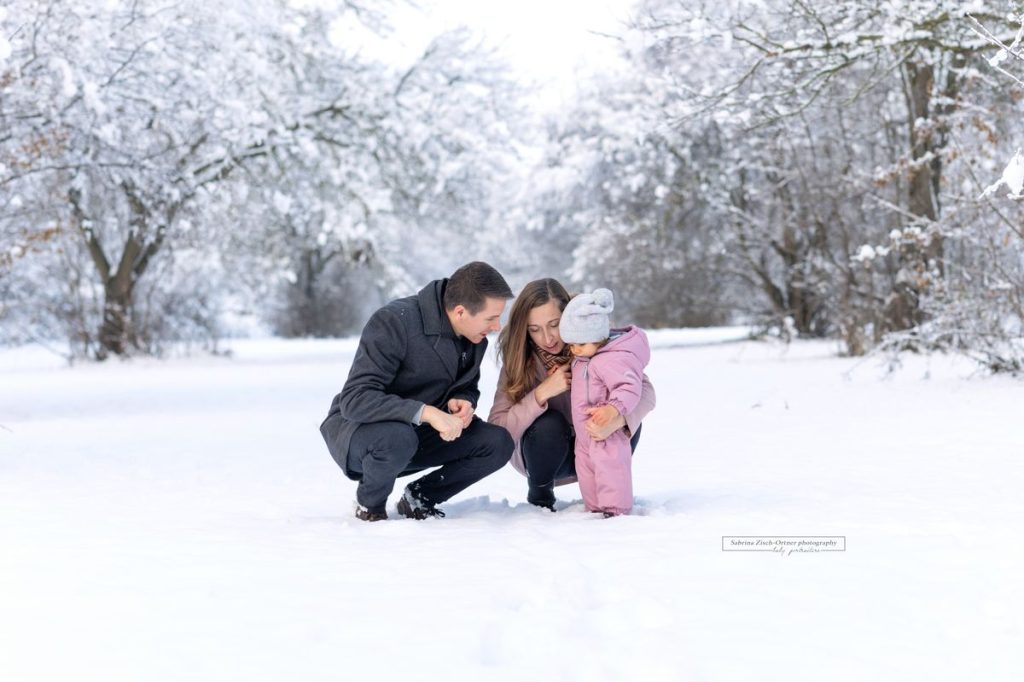 Mädchen berührt zum ersten Mal Schnee