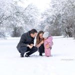 Mädchen berührt zum ersten Mal Schnee