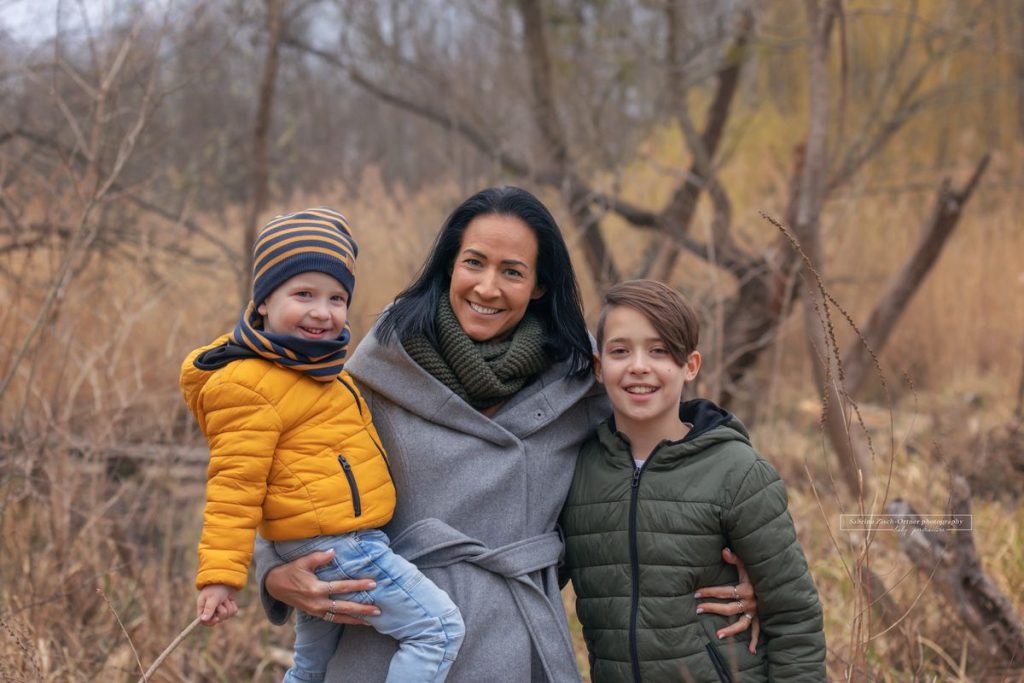 Mama und ihre zwei Söhne vor winterlichen Landschaft