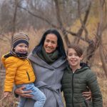 Mama und ihre zwei Söhne vor winterlichen Landschaft