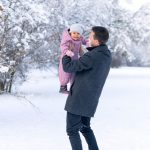Papa und seine Tochter im Schnee