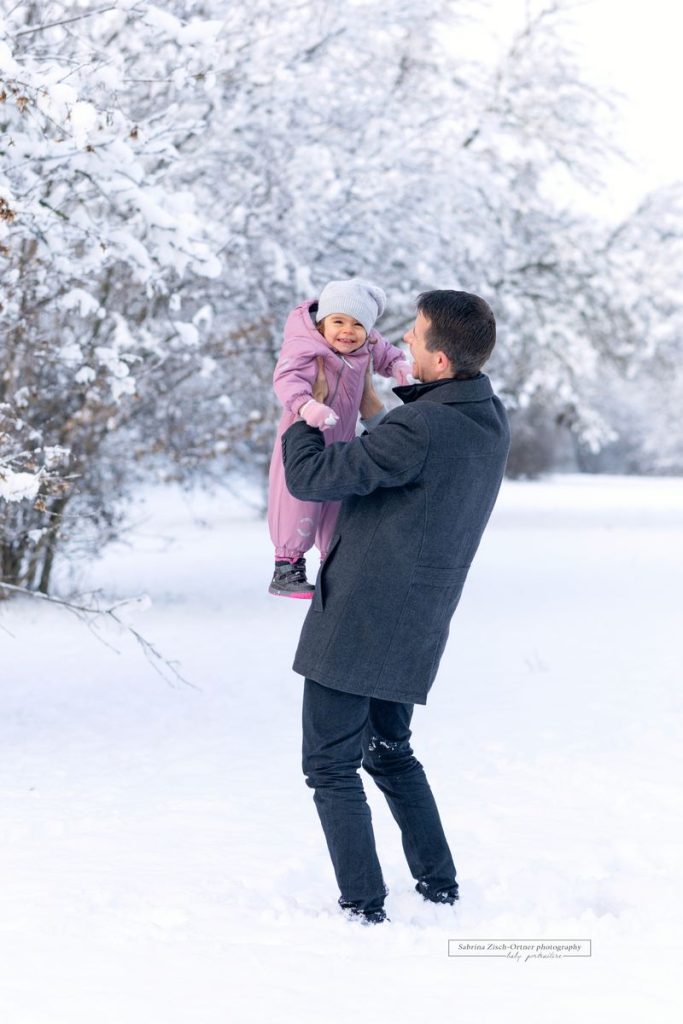 Papa und seine Tochter im Schnee