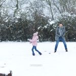 Schneeballschlacht während des Familien Outdoor Wintershootings