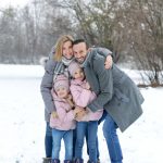 grinsendes Familienfoto im Schnee