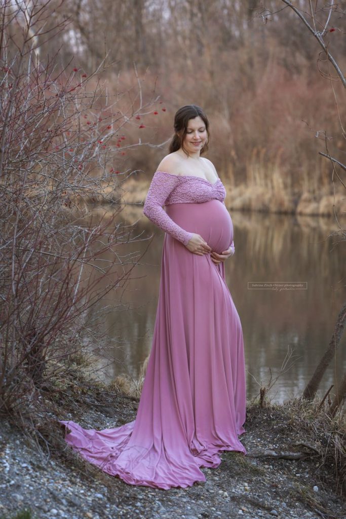 Babybauchfotoshooting in kalten Jahreszeit mit Schwangerschaftskleid in Spitze