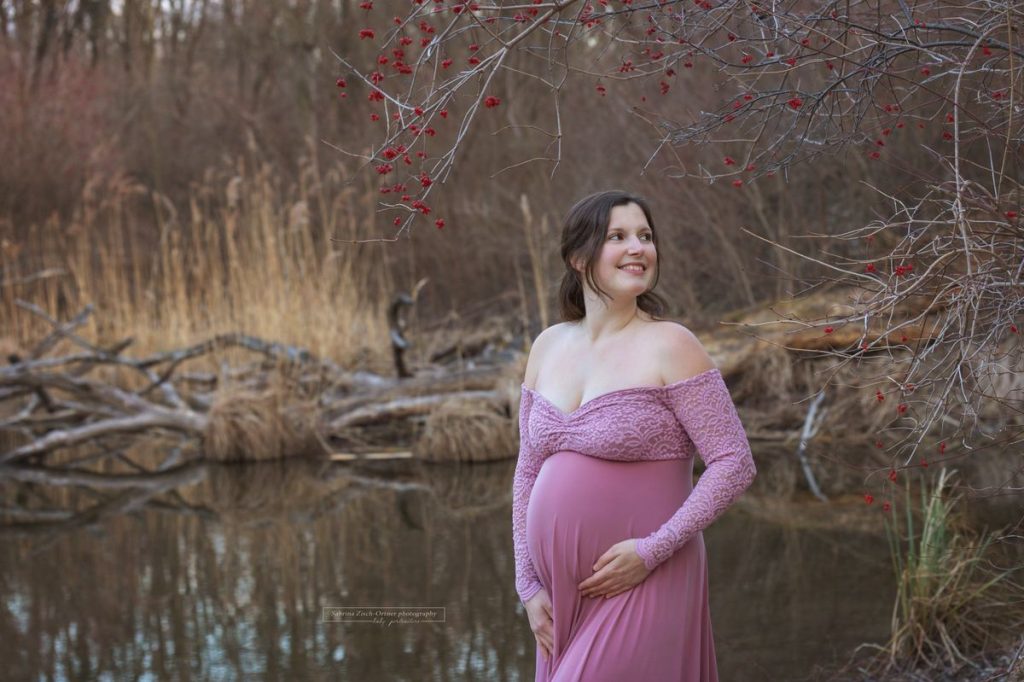 Rosa Babybauchkleid für Outdoor Winter Schwangerschaftsshooting