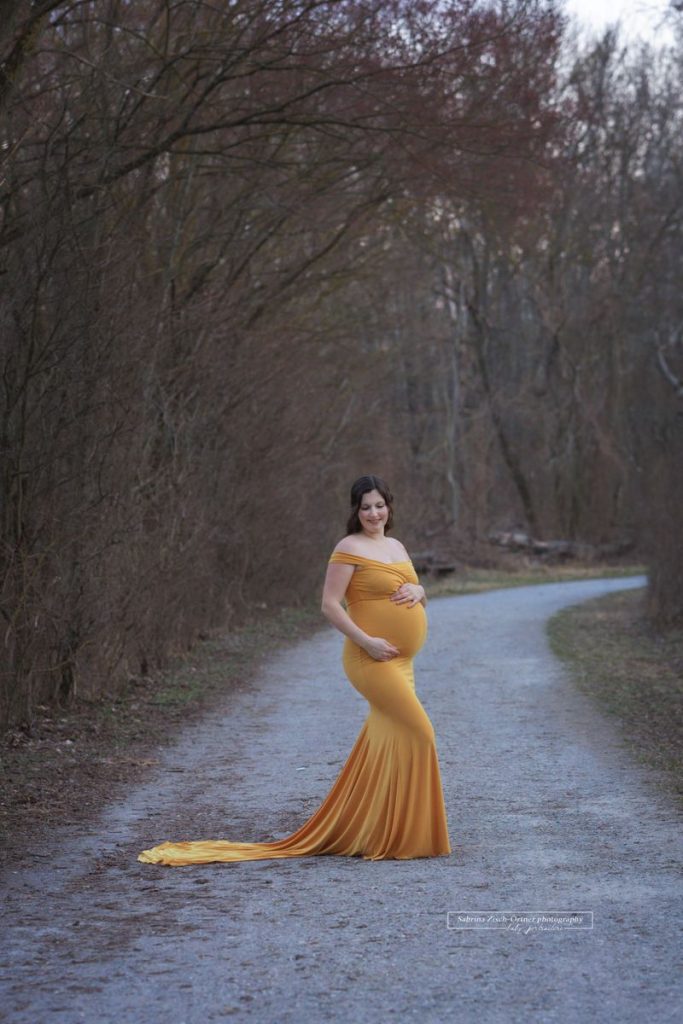 Winter Outdoor Babybauchshooting in gelbem Schwangerschaftskleid