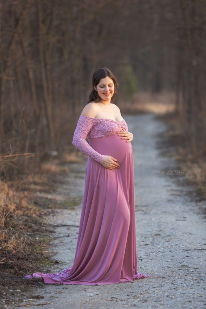 brauner Wald und rosa Kleid für Schwangere mit Babybauch Outdoor Fotoshooting