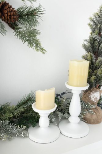 Kerzendekoration auf Kamin für Fotoshooting zu Weihnachten