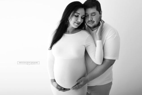 Couple Pose beim Babybauchshooting in Schwarz Weiß