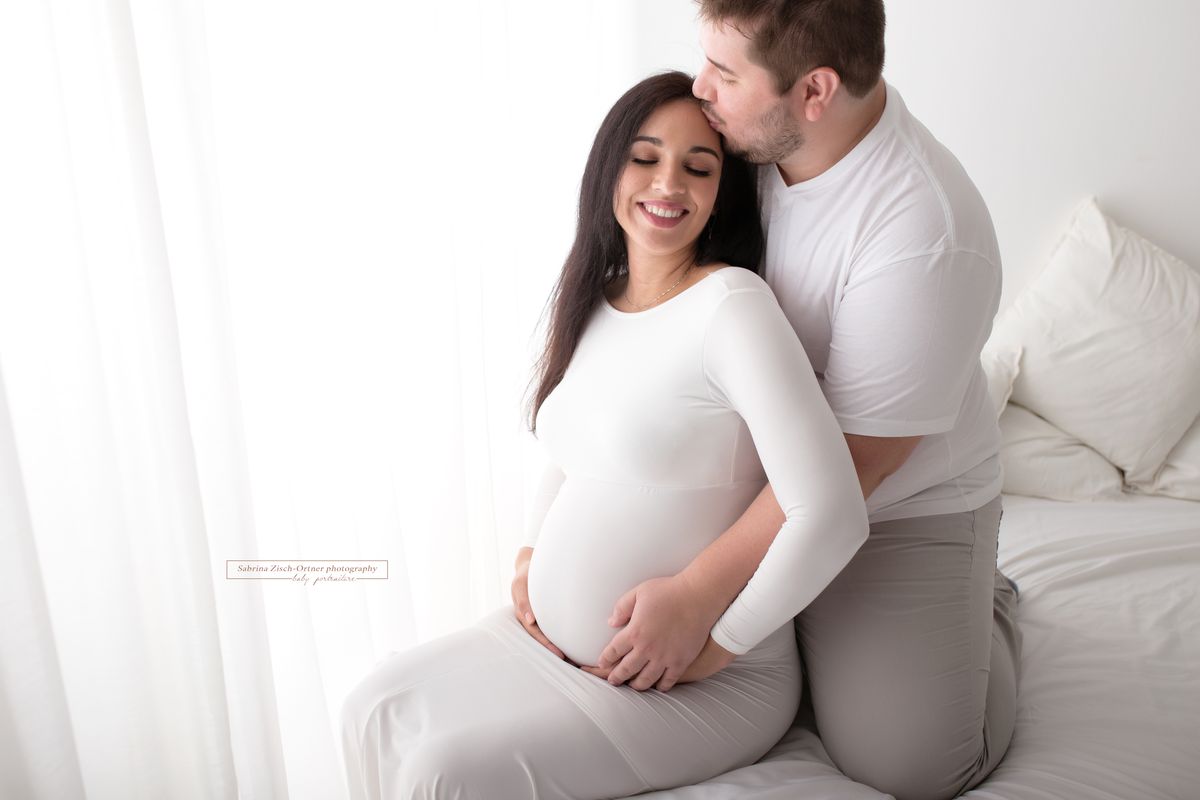 Glückliche bald Papa und strahlende bald Mama bei ihrem Schwangerschaftsshooting in Wien