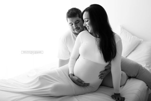 Werdenden Eltern bei ihrem Babybauchshooting in Schwarz Weiß