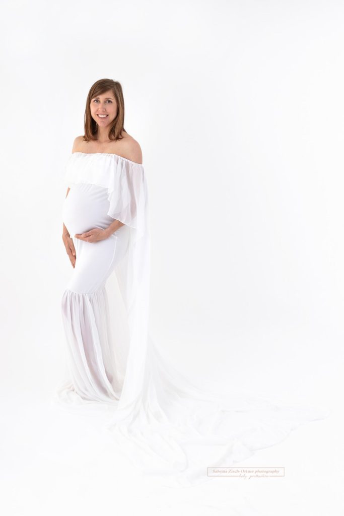 Babybauch Kleid mit weißer Chiffon Schleppe