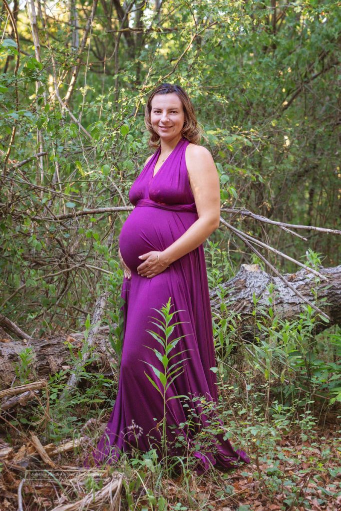 Bald Mama bei ihrem Shooting mit lila Schwangerschaftskleid
