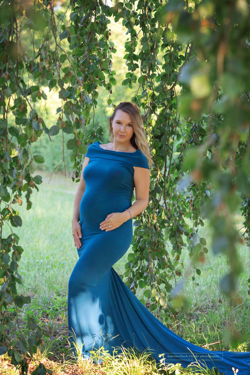Blaugrünes Schwangerschaftskleid an bald Mama bei ihrem Babybauch Shooting