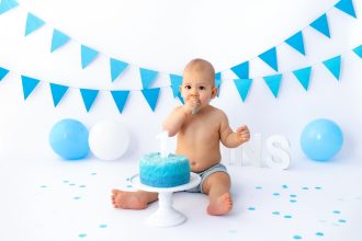 Cake Smash Fotoshooting zum Geburtstag mit Torte oder Holztorte und Deko
