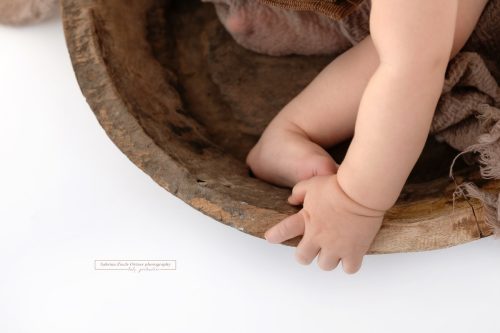 Detailaufnahme von Kinderzehen und Kinderhänden beim Meilensteinshooting