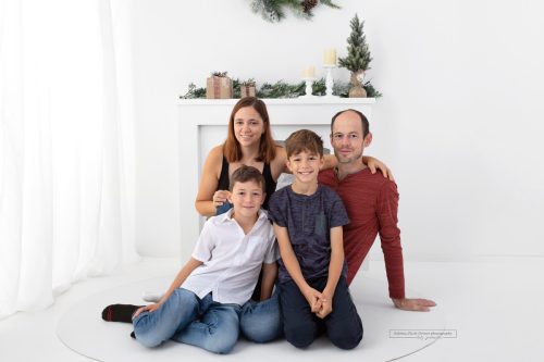 Familien Weihnachtsfoto von Mama und Papa mit ihren zwei Jungs