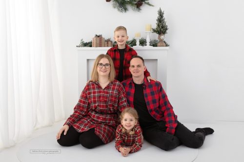 Familienfoto beim Minishooting in rot und schwarz