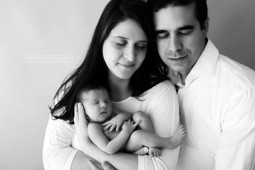 Familienfoto beim Neugeborenen Shooting in Schwarz Weiß
