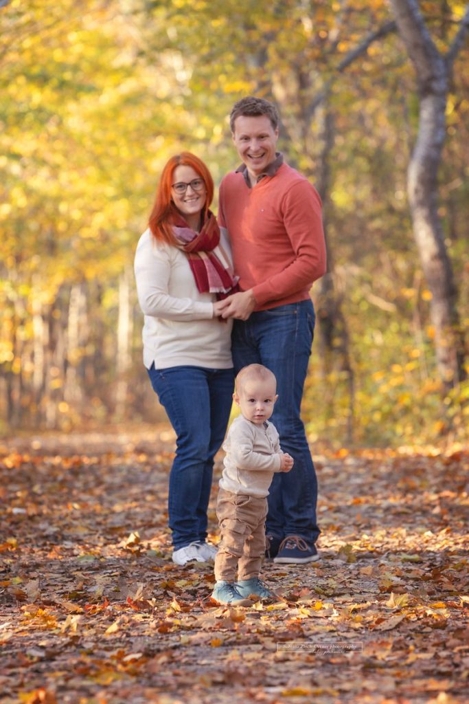 Familienfoto im rot, gelb, goldenen Herbstlaub