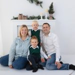 Familienfoto vor selbstgemachten weihnachtlichen Deko Hintergrund