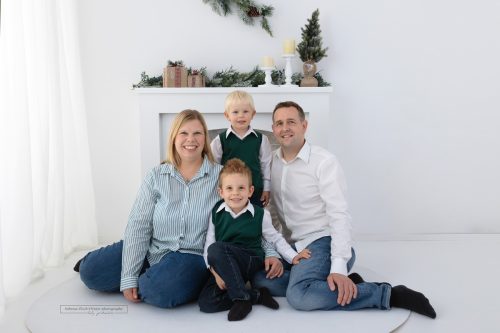 Familienfoto vor selbstgemachten weihnachtlichen Deko Hintergrund