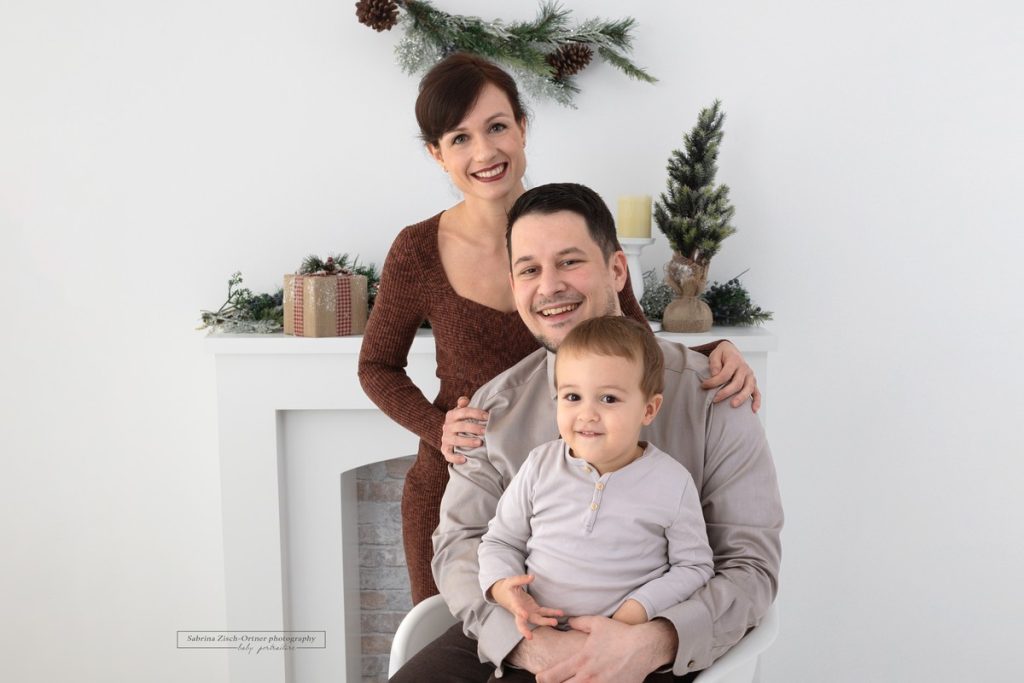 Familienfoto vor weihnachtlichen Kulisse