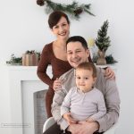 Familienfoto vor weihnachtlichen Kulisse