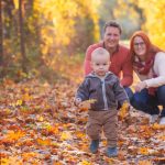 Familienshooting im strahlenden Herbst mit Mama, Papa, Sohn und ganz vielen Blättern