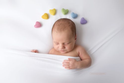 Filzherzen in Regenbogenfarben beim Neugeborenenshooting in Wien