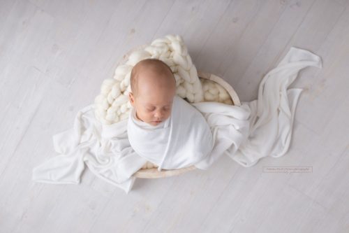 Frühchen Baby bei seinem ersten Neugeborenen Fotoshooting mit Sabrina Zisch-Ortner