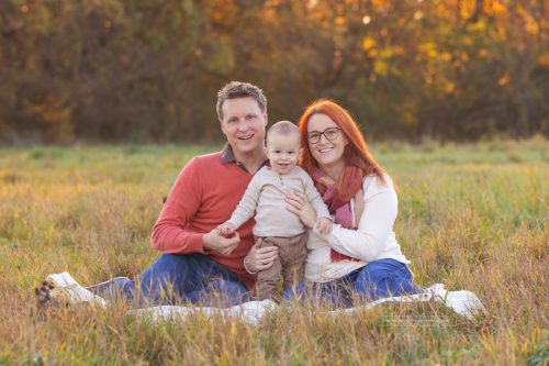Herbst Familienfoto in der Wiese sitzend