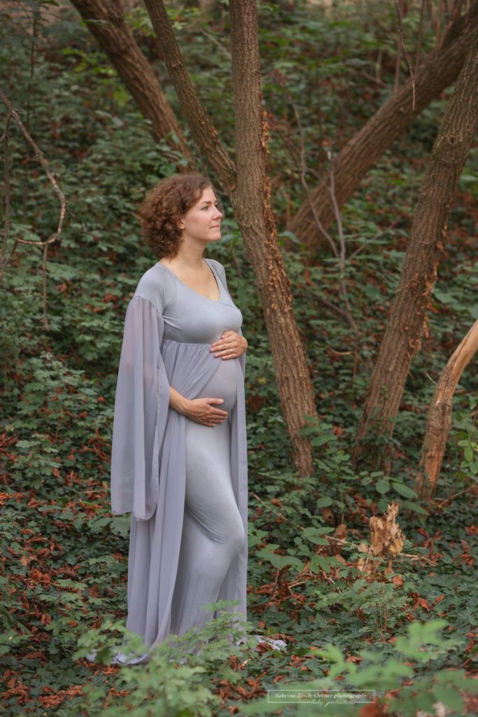 Kleid für Schwangere in Grau mit besonderen Ärmeln