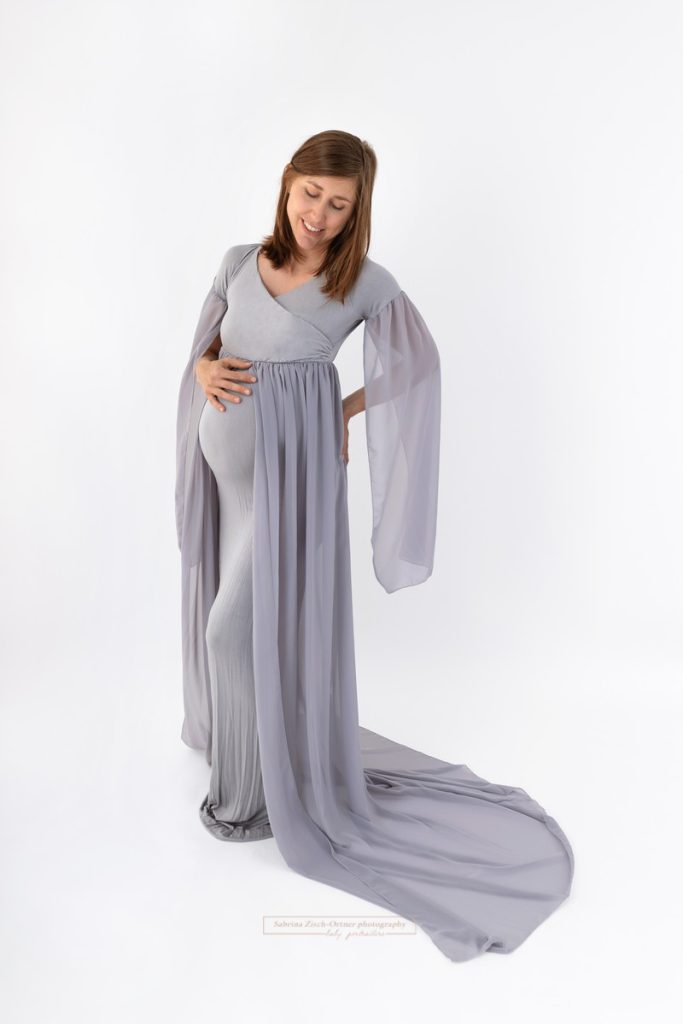 Kleid in Grau für Schwangere und ihr Fotoshooting